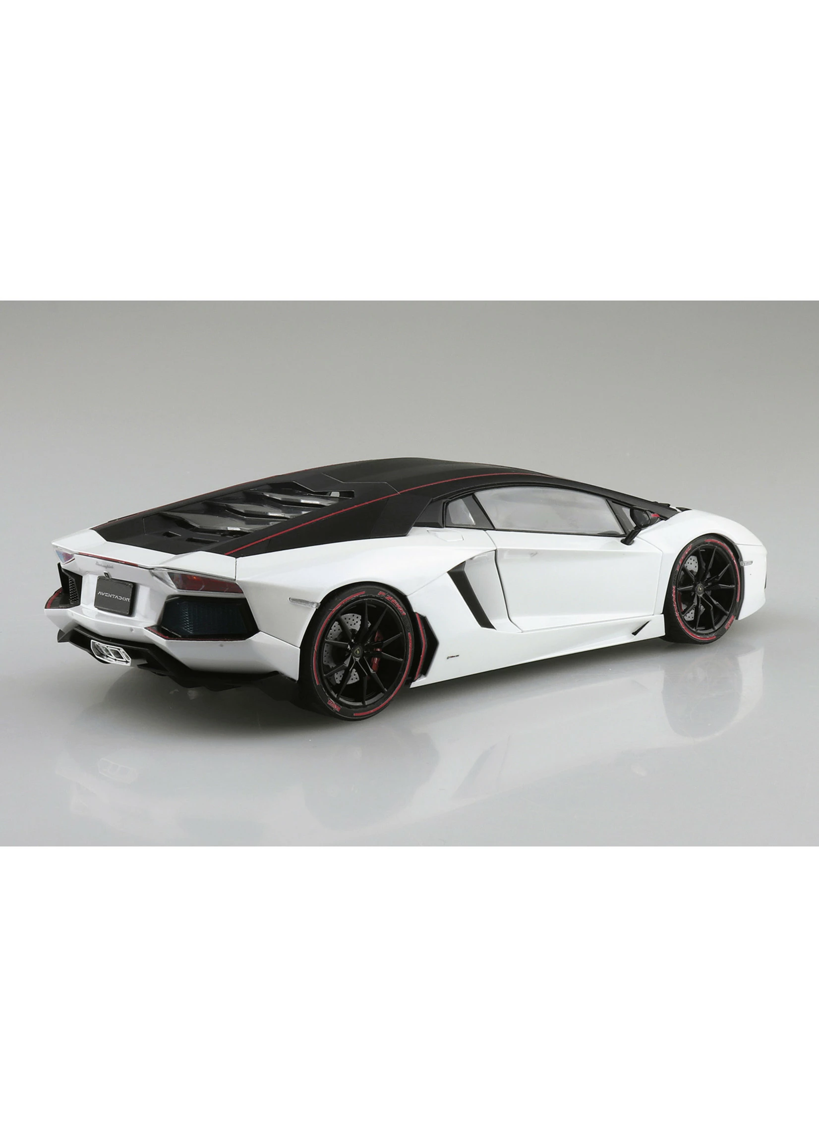 Aoshima 06121 - 1/24 Lamborghini Aventador '15 Pirelli Edition - Image 3